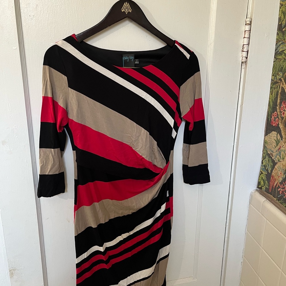 Gabby + Skye Size 4 Black Red Striped Sheath Dress | 3/4 Sleeve Midi